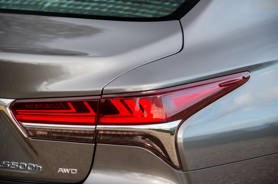 Детали экстерьера Lexus LS500h AWD 2018 года  (UK) (фото 4 из 40)